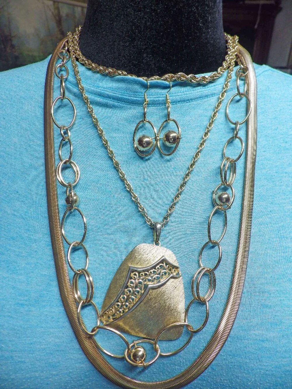 Lot of Gold Tone Chain/Necklaces 4 Necklaces & pr of earrings 720G2